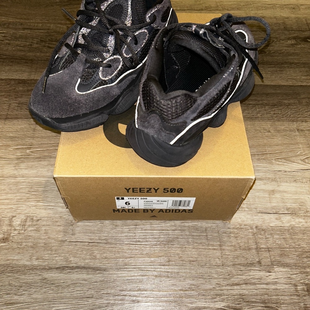 Adidas Yeezy 500 in Charcoal Black - Picture 3 of 3